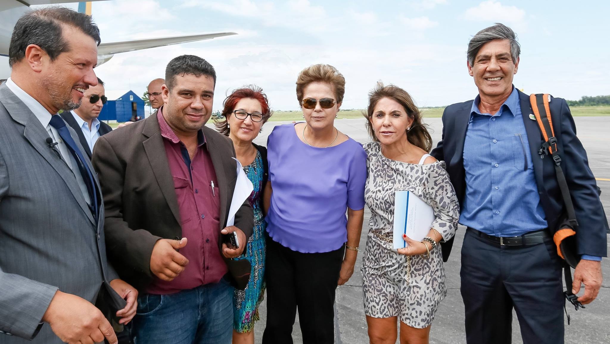 ENTREGA DA CARTA DE PEDIDO, DE MAIS  OBRAS PARA A REGIÃO, RECEBIDA PELA PRESIDENTA DILMA  NO AEROPORTO  DE PELOTAS, COM DIVERSAS AUTORIADES.